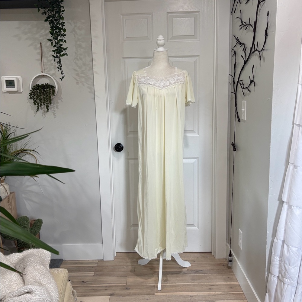 🌹Vintage Shadowline Pale Yellow Slipdress with Lace Detail